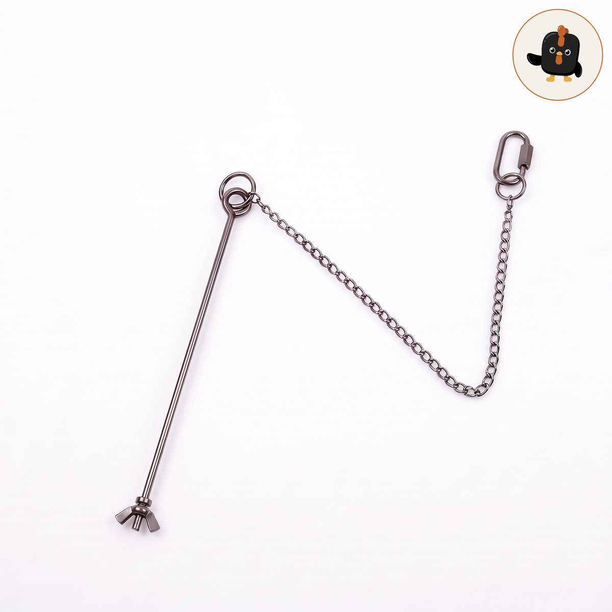 Comedero colgante de acero inoxidable con cadena y soporte para fruta y verdura sobre fondo blanco