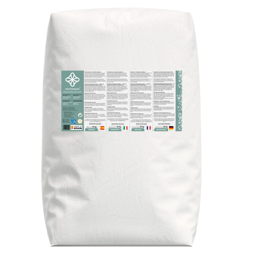 Saco blanco de 25 kg de tierra de diatomeas con etiquetas en varios idiomas
