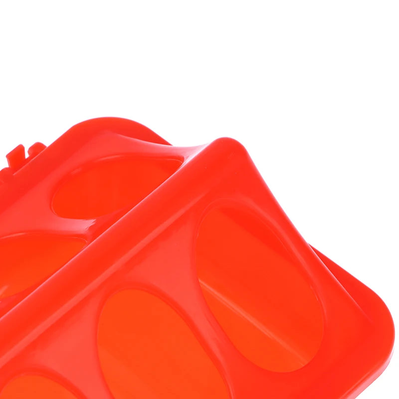 Detalle de los orificios y del borde del comedero de suelo naranja