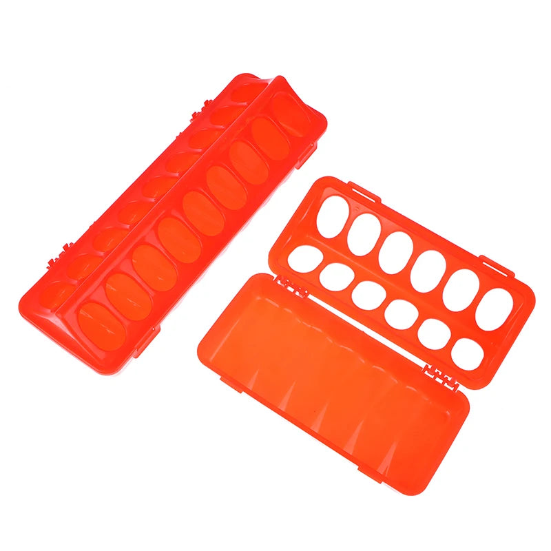 Comedero de suelo naranja visto de lado junto a su tapa con orificios para las gallinas