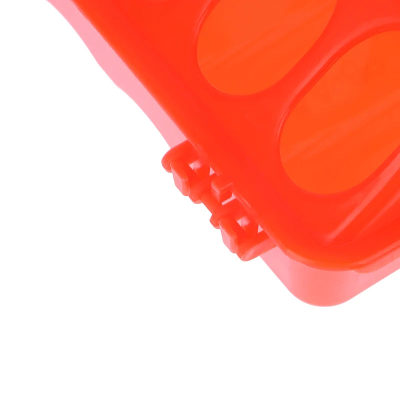 Detalle de las pestañas de cierre del comedero de suelo naranja